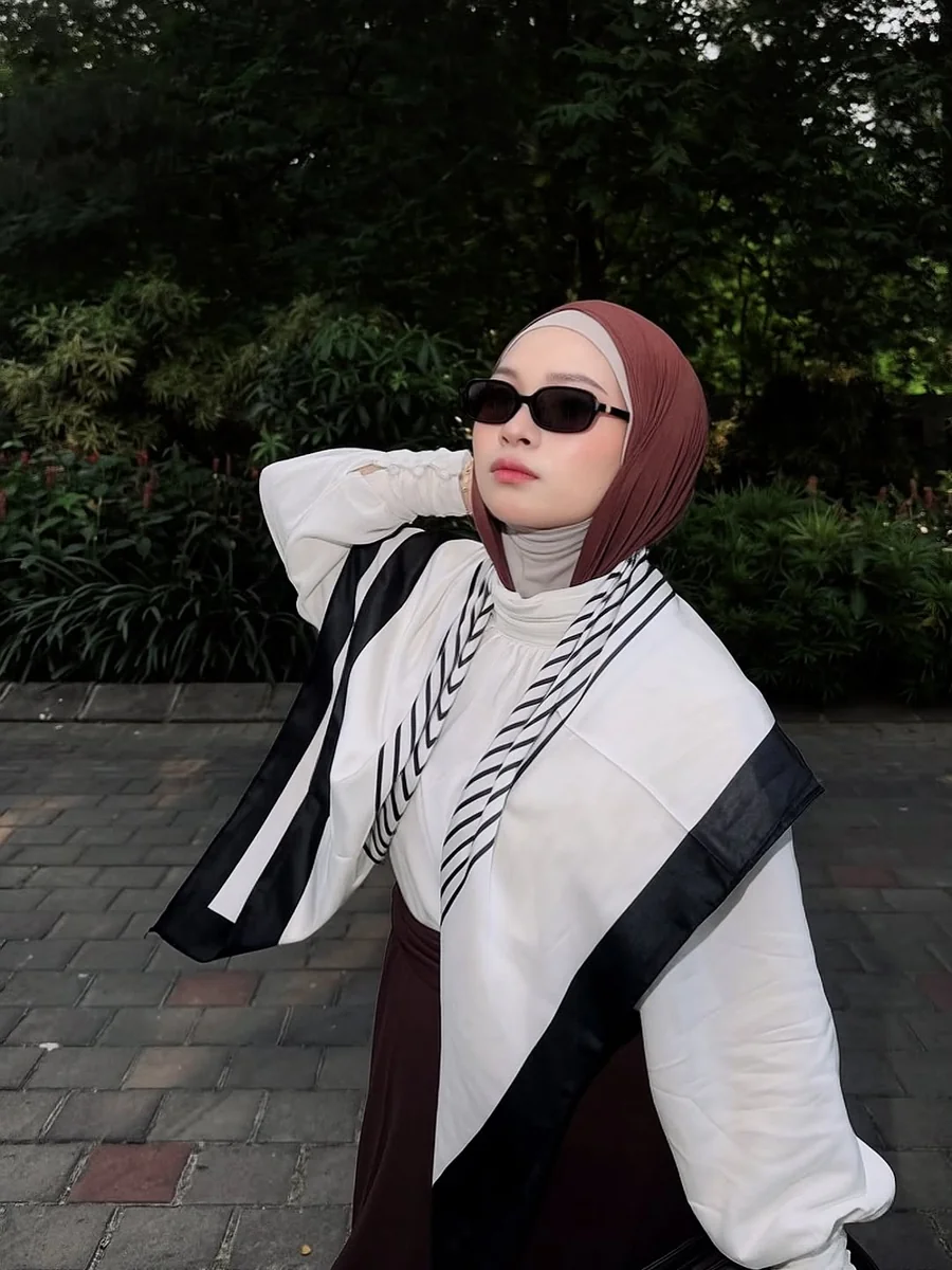 Stripes and a Hijab, Styled With Confidence on a petite woman