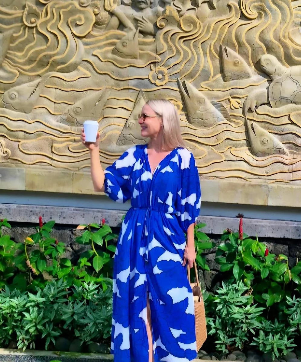 Cobalt and White: The Vacation Maxi That Photographs Itself on a petite woman