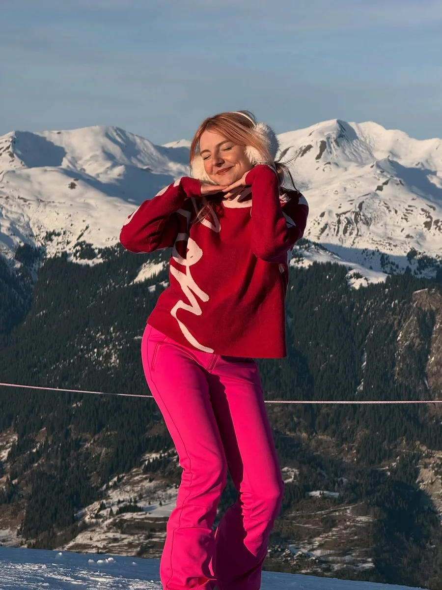 Red on Pink: the Boldest Slope Combo on a petite woman